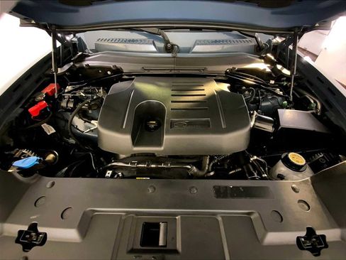 Used 2020 Land Rover Defender 110 SE image 32