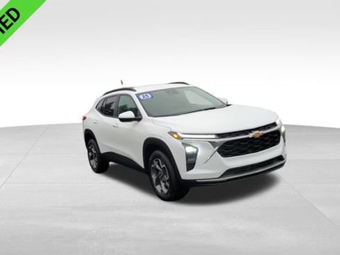 Certified 2025 Chevrolet Trax LT w/ Driver Confidence Package image 3