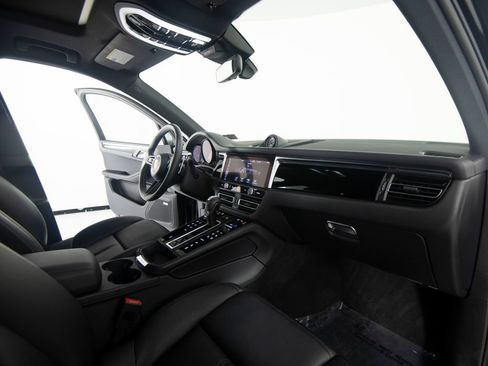 Certified 2026 Porsche Macan AWD/4WD image 29