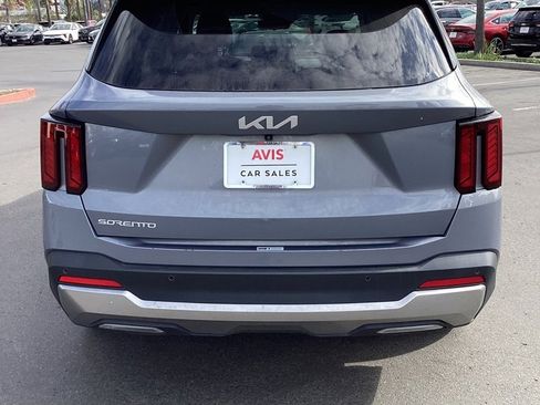 Used 2024 Kia Sorento S image 8