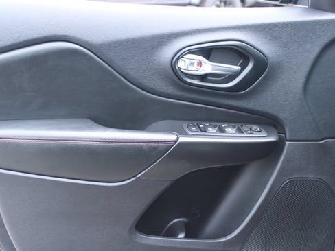 Used 2022 Jeep Cherokee Trailhawk AWD/4WD image 11