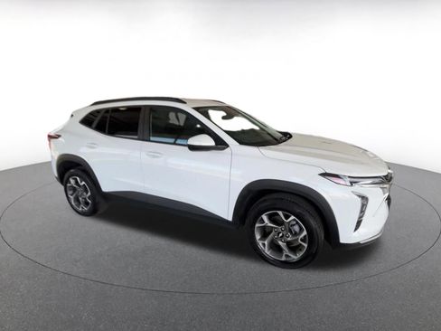 Used 2025 Chevrolet Trax LT image 2