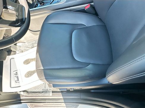 Used 2025 Kia Carnival EX image 19