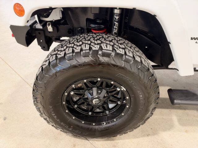 Used 2015 Jeep Wrangler Unlimited Rubicon w/ Connectivity Group AWD/4WD image 10