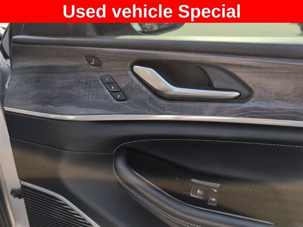 Used 2022 Jeep Grand Cherokee L Overland w/ Luxury Tech Group IV AWD/4WD image 32