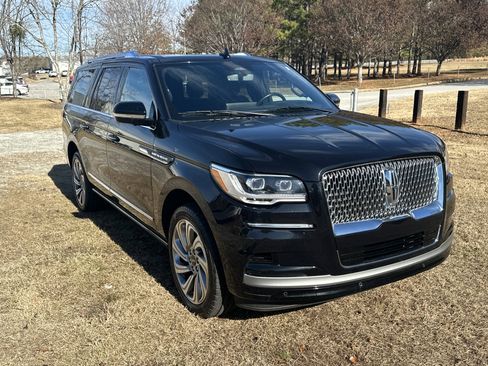 Used 2023 Lincoln Navigator L Reserve image 3
