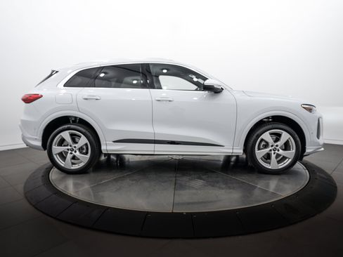 Used 2025 Audi Q5 Premium Plus w/ Premium Plus AWD/4WD image 3