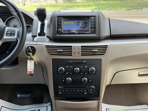 Used 2011 Volkswagen Routan SE FWD image 17