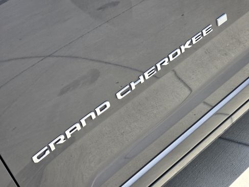 Used 2022 Jeep Grand Cherokee Overland w/ Luxury Tech Group IV AWD/4WD image 13