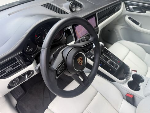 Certified 2024 Porsche Macan AWD/4WD image 4
