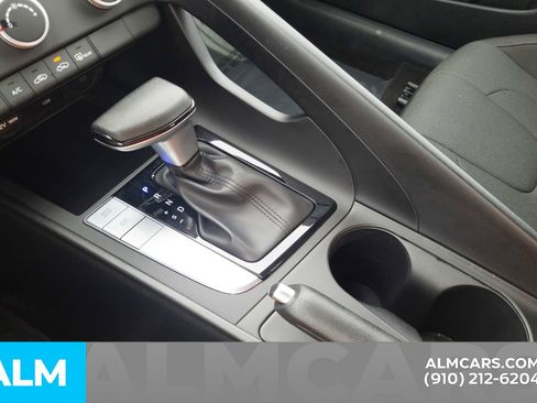 Used 2025 Hyundai Elantra SE image 10