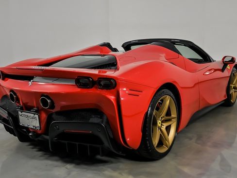 Used 2022 Ferrari SF90 Spider image 12