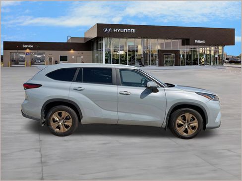 Used 2023 Toyota Highlander Bronze Edition FWD image 8