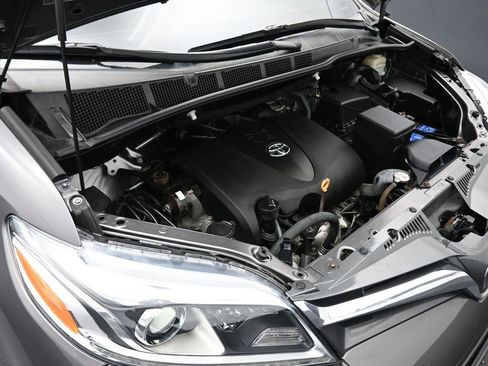 Used 2018 Toyota Sienna Limited image 61
