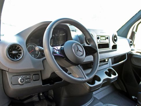 Used 2025 Mercedes-Benz Sprinter 2500 image 11