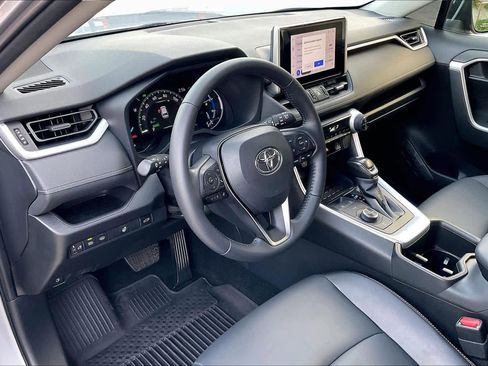 Used 2023 Toyota RAV4 XLE Premium image 15