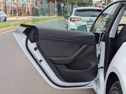 Used 2023 Tesla Model 3 Standard Range image 9