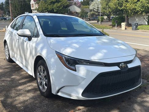 Used 2021 Toyota Corolla LE image 2