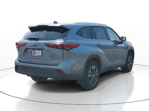 Used 2021 Toyota Highlander XLE AWD/4WD image 6