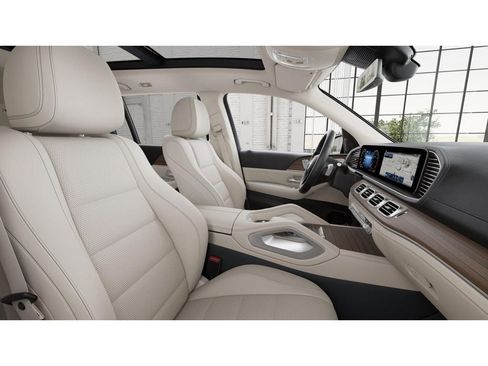 Used 2024 Mercedes-Benz GLS 450 4MATIC image 4