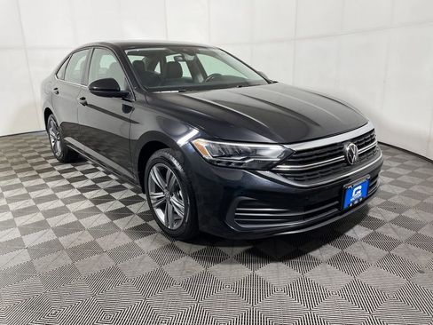 Used 2024 Volkswagen Jetta SE FWD image 2
