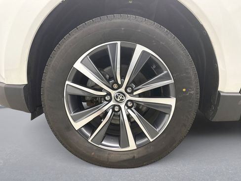 Used 2021 Toyota Venza LE w/ Carpet Mat Package (TMS) image 24