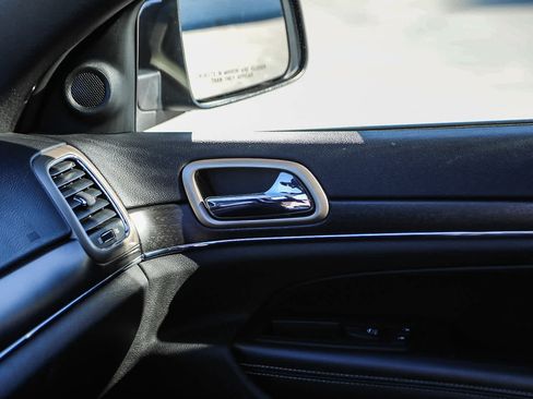 Used 2017 Jeep Grand Cherokee Limited image 21