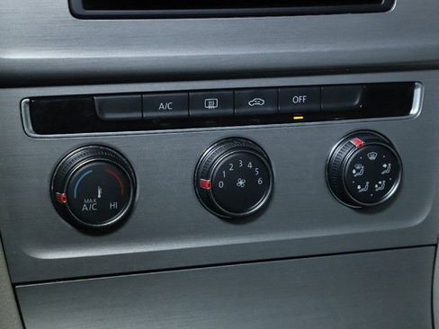 Used 2015 Volkswagen Golf S image 26