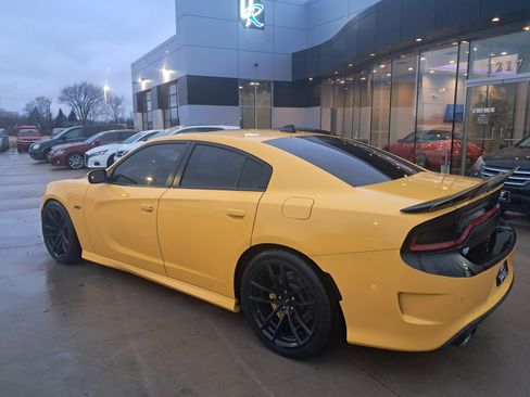 Used 2017 Dodge Charger R/T image 9