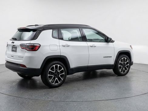 Used 2025 Jeep Compass Trailhawk AWD/4WD image 9