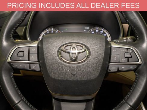 Used 2023 Toyota Highlander XLE FWD image 23