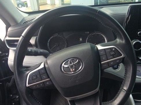 Used 2023 Toyota Highlander LE FWD image 12