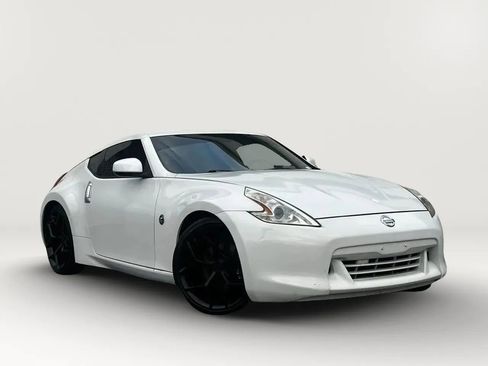 Used 2009 Nissan 370Z Touring RWD image 3