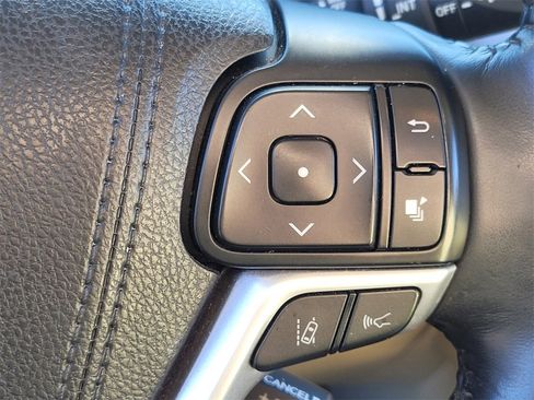 Used 2017 Toyota Highlander XLE image 25