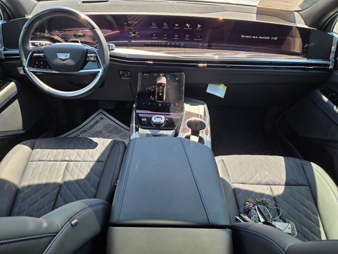 Used 2026 Cadillac Escalade IQ Sport 1 w/ LPO, ONYX Package AWD/4WD image 8