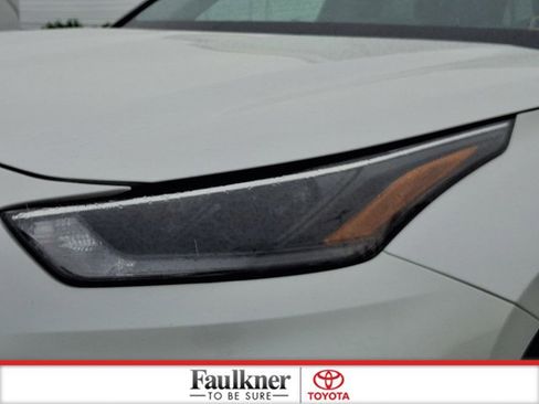 Certified 2021 Toyota Highlander XLE AWD/4WD image 9
