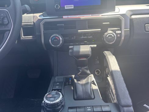 Certified 2025 Toyota Tacoma TRD Off-Road AWD/4WD image 11