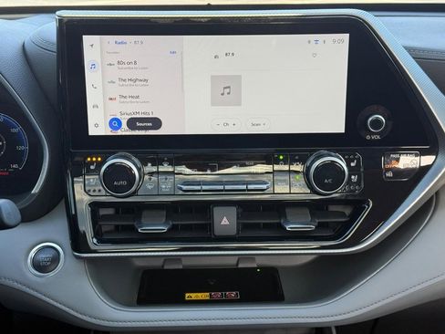 Used 2025 Toyota Highlander Platinum image 17