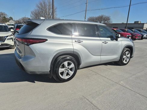 Used 2021 Toyota Highlander LE image 6