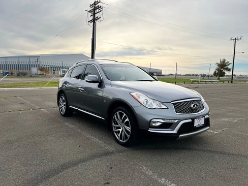 Used 2017 INFINITI QX50 2WD w/ Deluxe Touring Package image 3