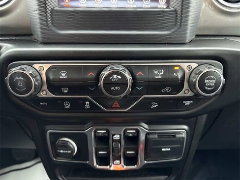 Used 2020 Jeep Wrangler Unlimited Sahara image 19