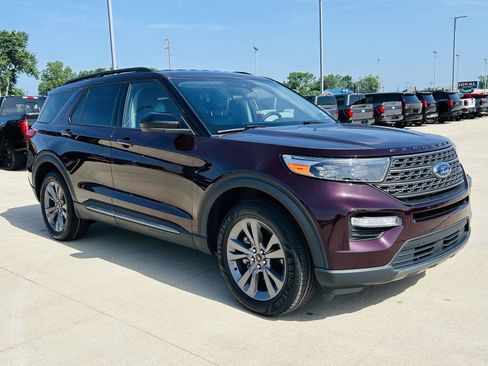 Used 2023 Ford Explorer XLT w/ Equipment Group 202A AWD/4WD image 2