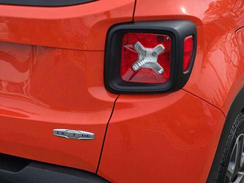 Used 2017 Jeep Renegade Latitude w/ Cold Weather Group image 11