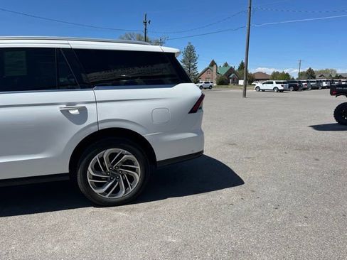 Used 2025 Lincoln Navigator Reserve AWD/4WD image 6