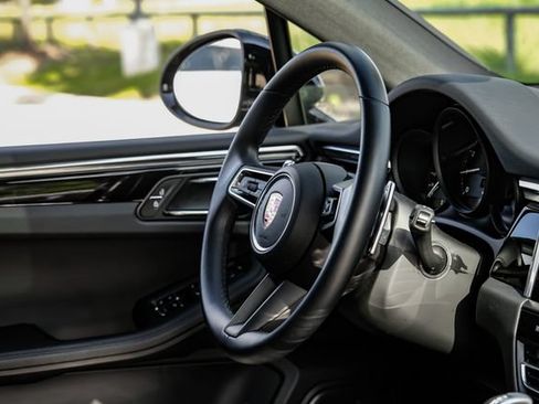 Used 2025 Porsche Macan AWD/4WD image 18