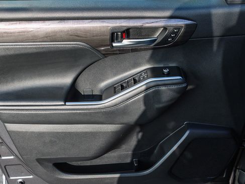 Used 2021 Toyota Highlander Limited image 21