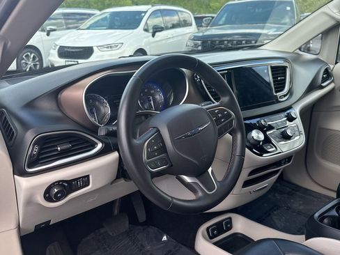 Used 2017 Chrysler Pacifica Touring-L FWD image 12