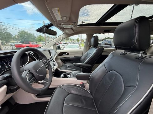Used 2023 Chrysler Pacifica Limited w/ Uconnect Theater Family Group AWD/4WD image 12