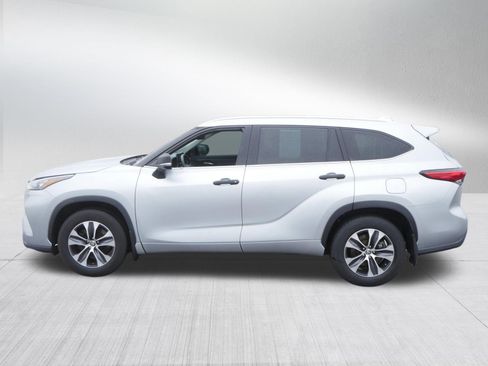 Used 2020 Toyota Highlander XLE AWD/4WD image 4