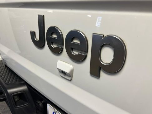 Used 2020 Jeep Gladiator Overland image 29